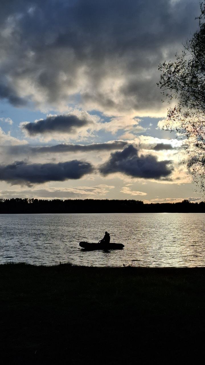 Лодка на воде на фоне вечернего неба