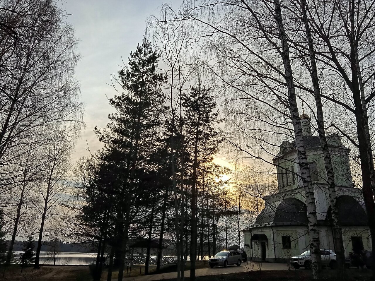 Церковь и деревья у берега зимой