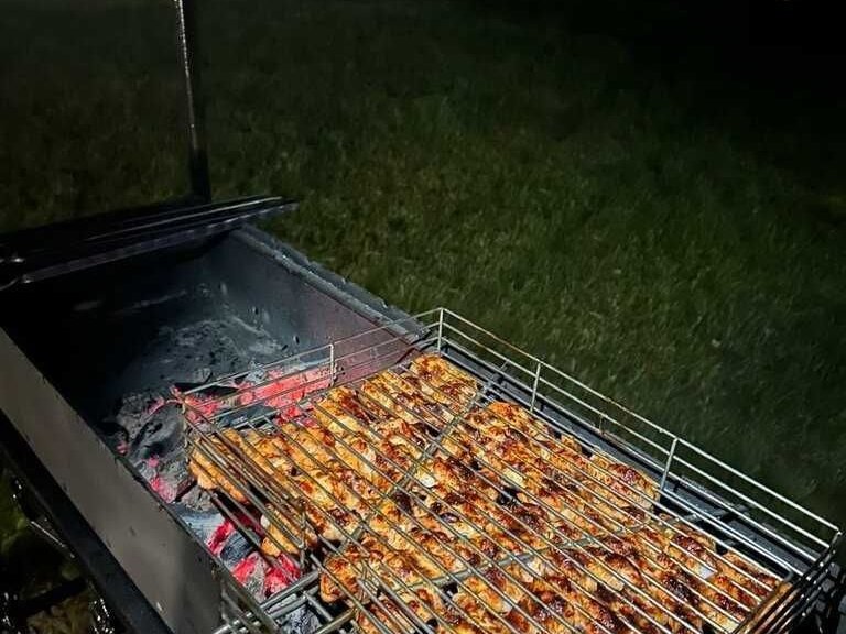 Шашлык на мангале у дома в Горетово Парк